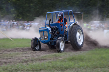 En tävlande Ford-traktor