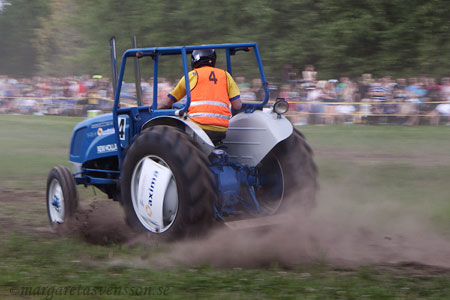 Ford Dexta i full fart på tävlingsbanan