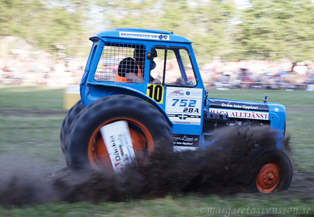 en fordtraktor i traktorrace