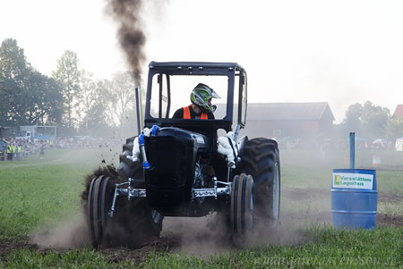 traktor som backar vid vändningen i racebanan