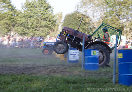 En traktor stegrar sig på bakdäcken vid vändningen