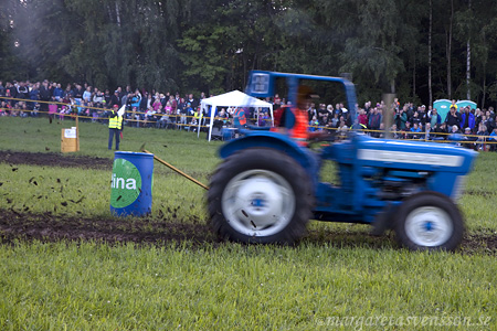 En Ford-traktor på banan.