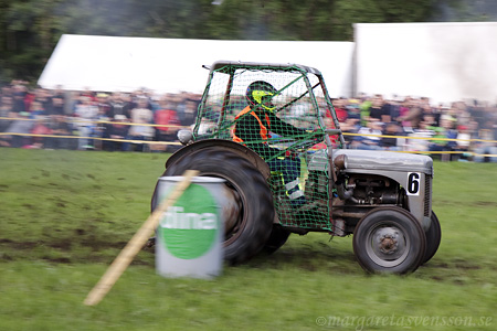 En Massey Ferguson i traktorrace.