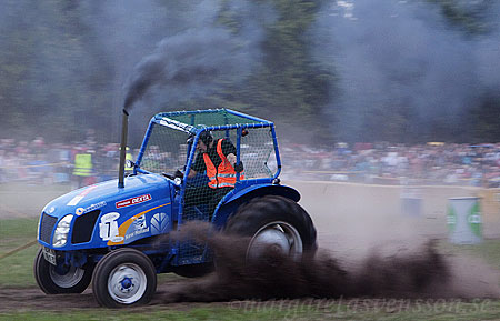 En blå Ford Dexta tävlar.