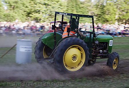 En John Deerefärgad Massey Ferguson