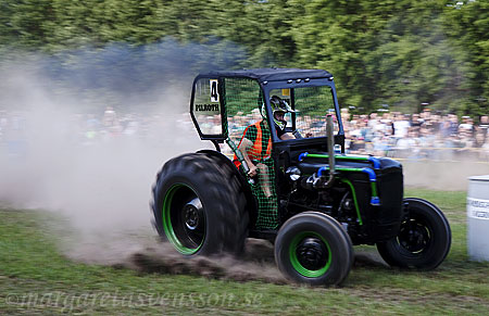 En svart Massey Ferguson med gröna hjul.