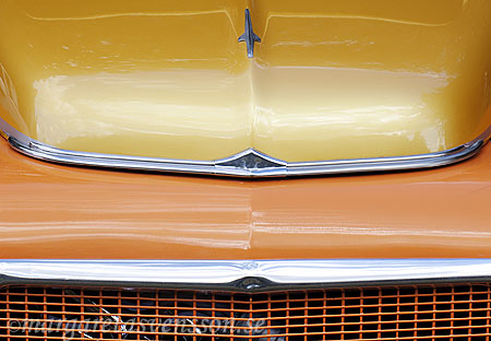 Motorhuv i gult och orange